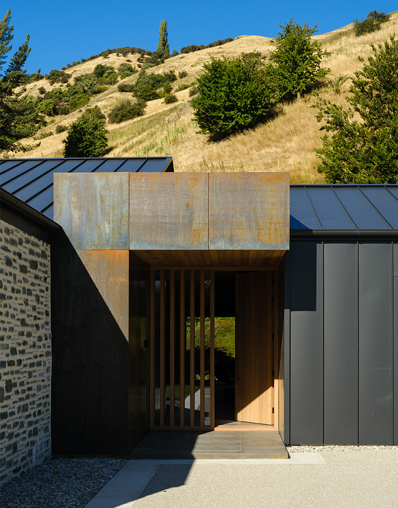 Portrait_Lake-Hayes_Front-Entry